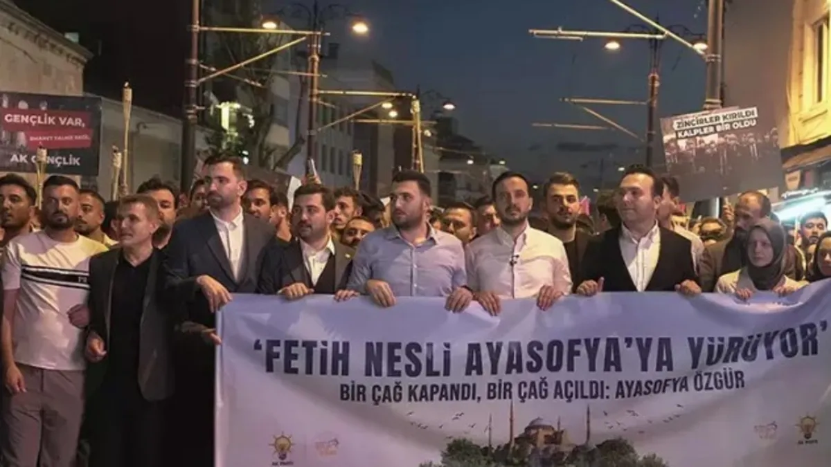 AK Parti Genel Merkez Gençlik Kolları'ndan Ayasofya Camii'nin 5. yılı için yürüyüş etkinliği