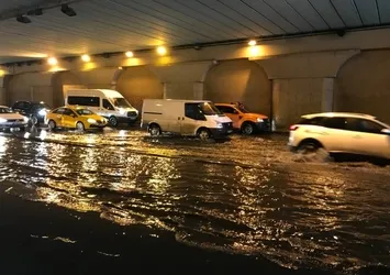 Topkapı alt geçidini su bastı! Sürücüler zor anlar yaşadı