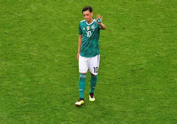 Mesut İngiltere'de kral!