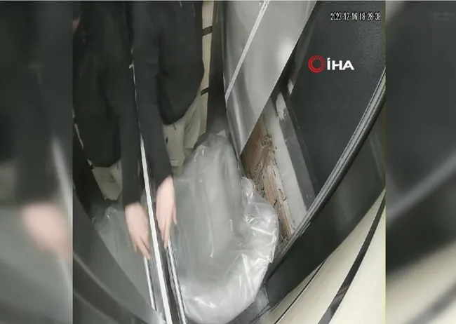 asansorun-zemin-kata-cakildi-dehset-anlari-kamerada-1702756745576.jpg Asansör zemin kata çakıldı! Dehşet anları kamerada - 1