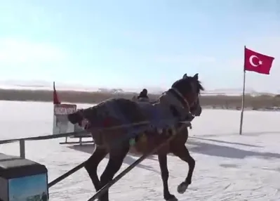 Çıldır Gölü’nün bir bölümü dondu