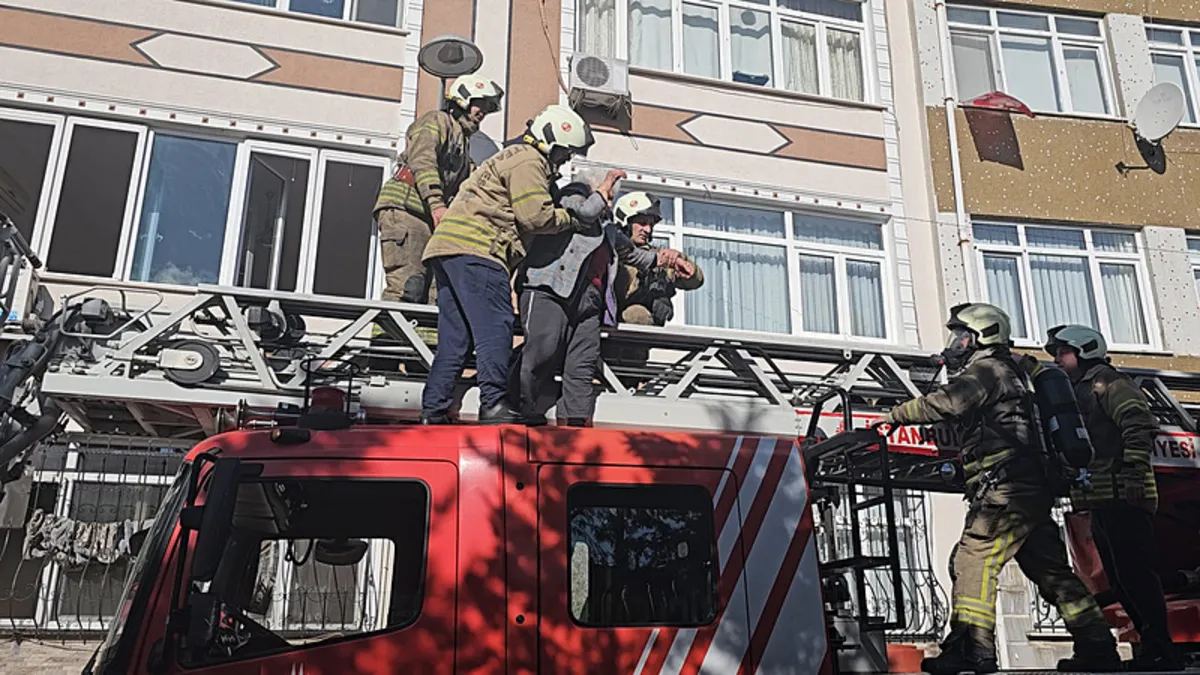 Fatih'teki binada yangın: 5 kişi kurtarıldı