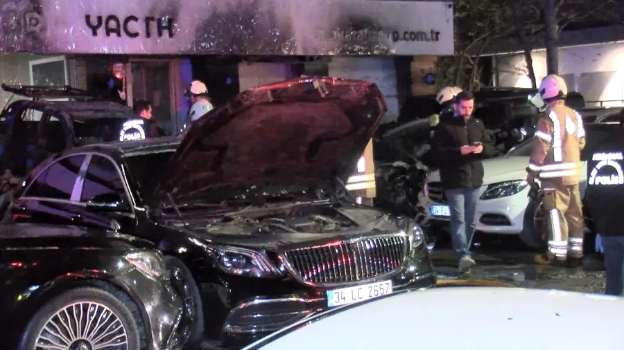 Beşiktaş'ta oto kiralama şirketinde yangın; 15 lüks araç yandı - 1