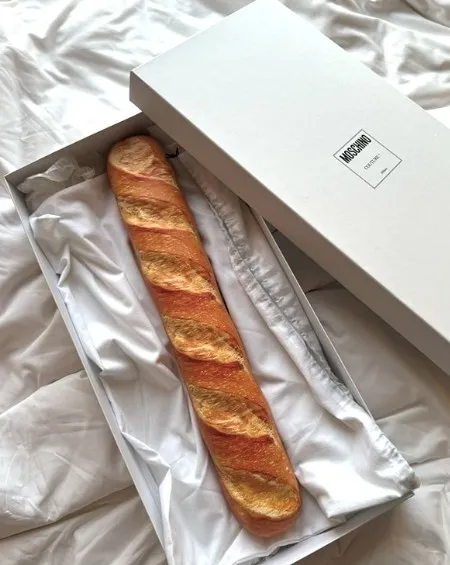 rachel-arazin-sira-disi-moda-anlayisi-baget-ekmekten-spagetti-cantaya-1764919980941.jpg Kaynak: Instagram