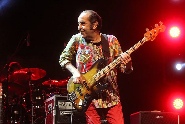 Usta sanatçı Özkan Uğur hayatını kaybetti! MFÖ grubunun yıldız ismi sevenlerini yasa boğdu... Özkan Uğur kimdir?