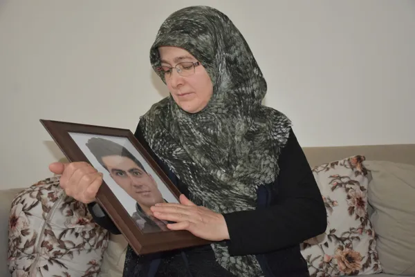 karisi-tarafindan-canice-oldurulen-polisin-annesi-cocugum-yerine-torunumu-bagrima-basayim-1632735703208.jpg Karısı tarafından canice öldürülen polisin annesi: Çocuğum yerine torunumu bağrıma basayım - 10