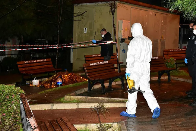 İzmir’de parkta şoke eden görüntü! Gören polisleri aradı - 4