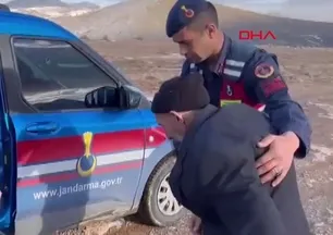 Yürek ısıtan anlar! Jandarmanın bulduğu alzheimer hastası "ayağım çamurlu" dedi araca binmek istemedi