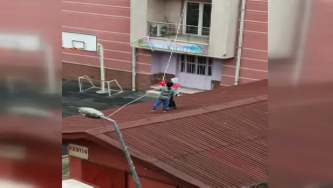 İstanbul’da iki küçük çocuğun bayrak sevgisi duygulandırdı - 1