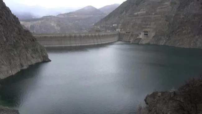Artvin’de barajlardaki sular çekilince yerleşim yerleri ortaya çıktı