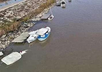 Peru'da dev dalgalar tekneleri batırdı