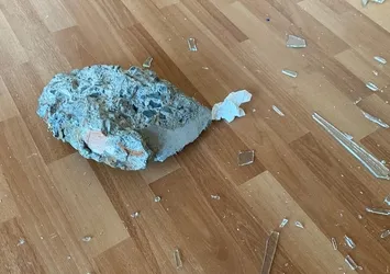 Pişkin kiracı evi talan etti! Kirayı ödemedi bir de camı çerçeveyi indirdi! İstanbul'da klasikleşen manzara...