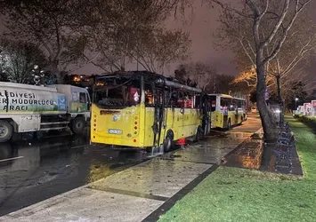 Fatih'te park halindeki İETT otobüsü yandı