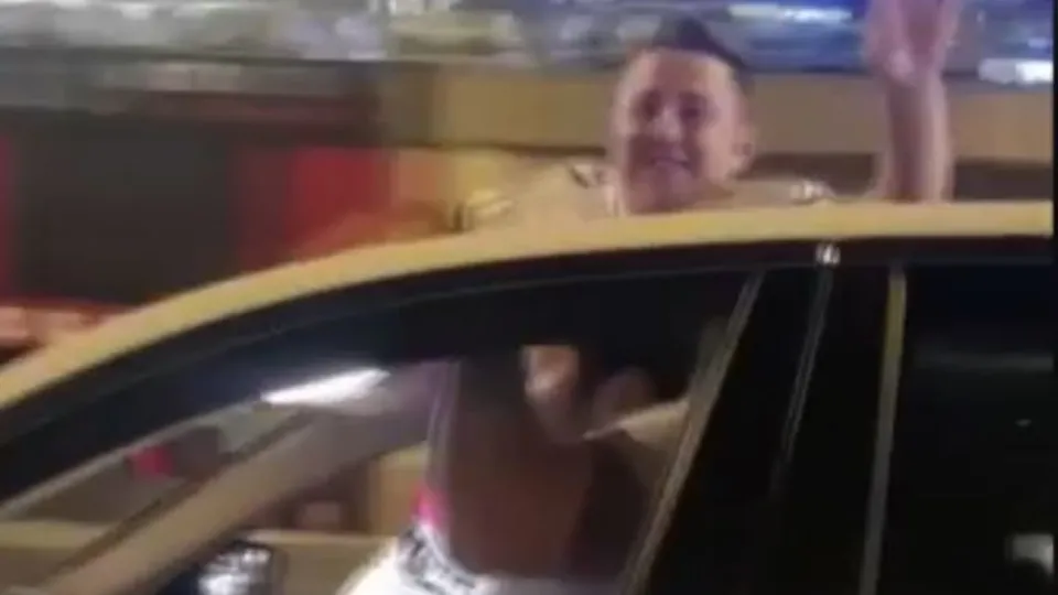 Trafikte terör estirdiler! Şoför sunrooftan çıkıp...