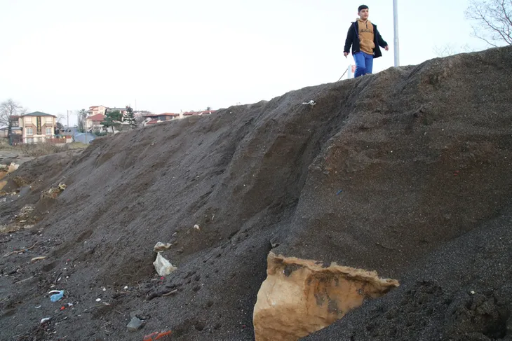 akcakoca-sahilinde-kum-kiyiya-3-metre-cekildi-1575917254069.jpg Akçakoca sahilinde kum kıyıya 3 metre çekildi - 2