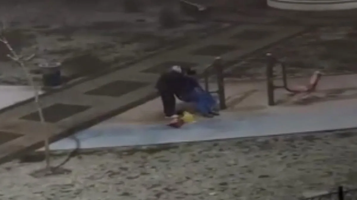 Sultangazi'de kar altında ilginç olay! Parkta arkadaşını tıraş etti