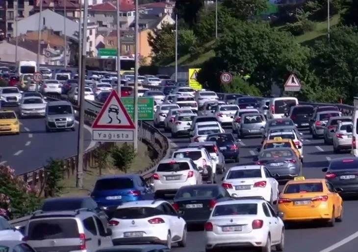 Yola çıkacaklar dikkat! İstanbul’da trafik kilit