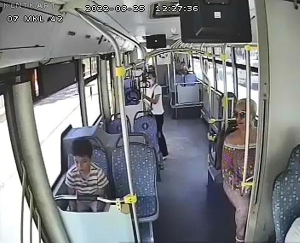 1661520001063.jpg Antalya'da ilginç anlar! Çocuklarını unutup otobüsten indiler - 1