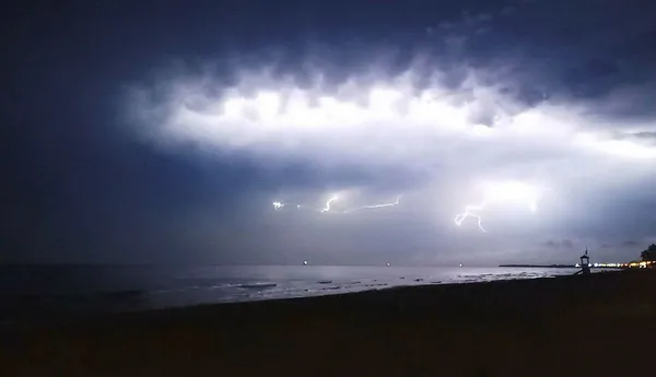 istanbula-simsekli-gok-gurultulu-saganak-yagmur-geliyor-meteoroloji-gun-vererek-onlarca-ili-uyardi-1661840718397.jpg İstanbul'a şimşekli gök gürültülü sağanak yağmur geliyor! Meteoroloji gün vererek onlarca ili uyardı - 1