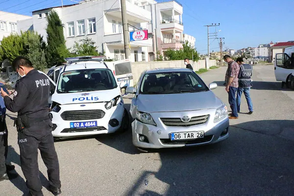 Adıyaman'da otomobille çarpışan ekip aracındaki 2 polis yaralandı - 1