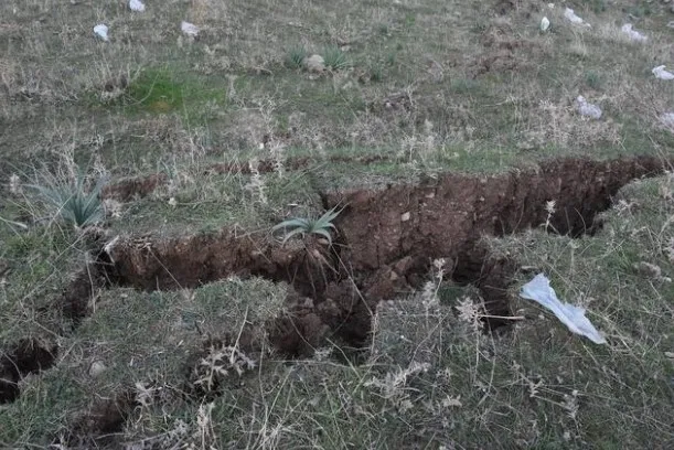 İzmir'de korkutan görüntü... Çöp depolama alanında çatlaklar her geçen gün biraz daha artıyor - 3
