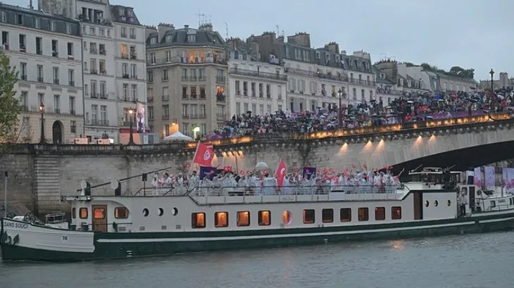 Paris’te millilerimiz sahnede! Ay yıldızlı bayrağımız geçit yaptılar | Törenden guru dolu anlar