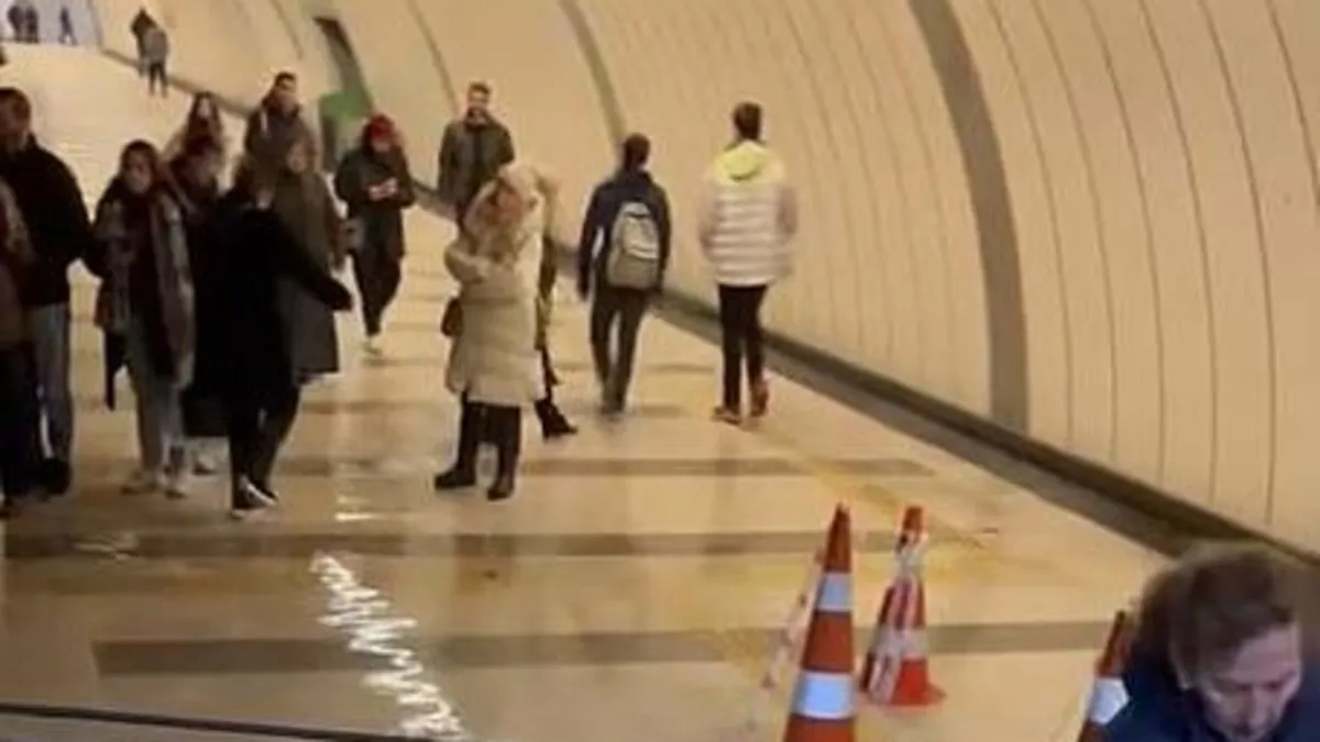 Küçükçekmece'de metrobüs alt geçidini su bastı! Vatandaşlar mağdur oldu