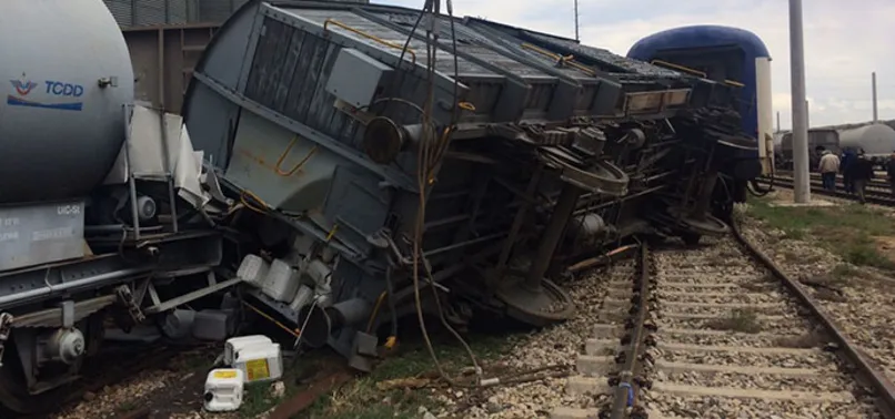 Tren vagonu devrildi! Ölü ve yaralılar var..
