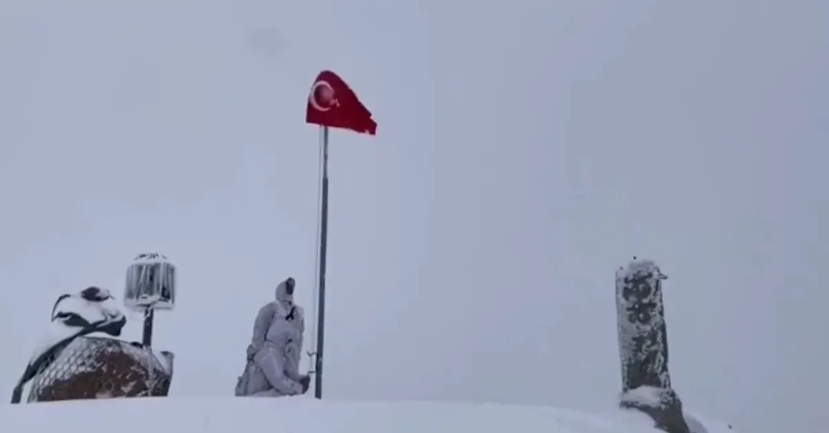 MSB'den karla kaplı üs bölgesinde "bayrak değişimi" paylaşımı
