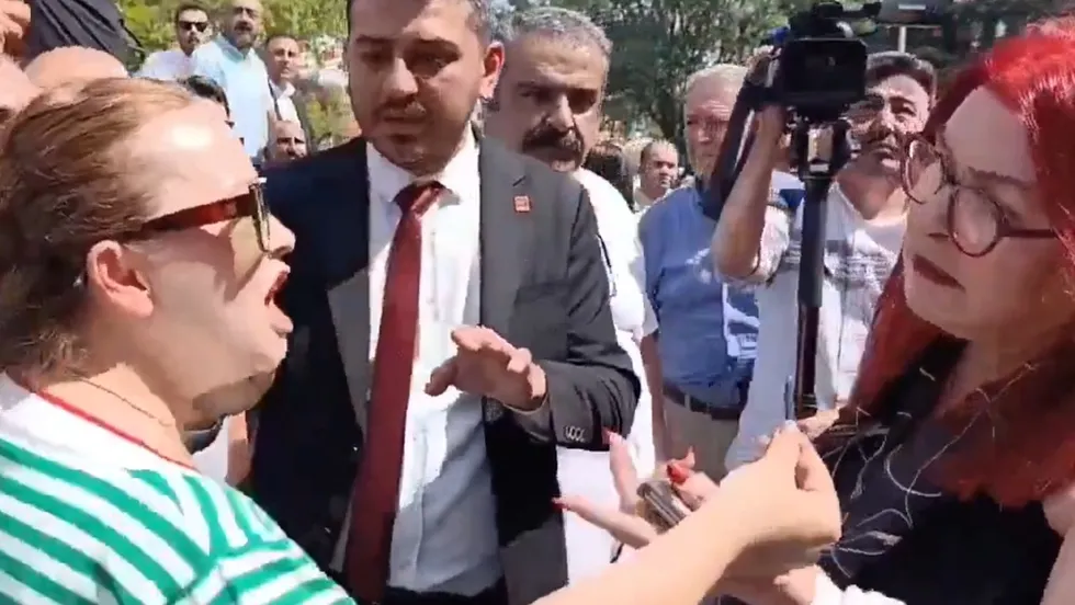 chpde-gerilim-sokaga-tasti-iki-kadin-birbirine-girdi-hain-kalles-1781008538205.jpeg CHP'de gerilim sokağa taştı! İki kadın birbirine girdi: Hain kalleş! - 3