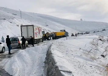 Van-Hakkari karayoluna çığ düştü