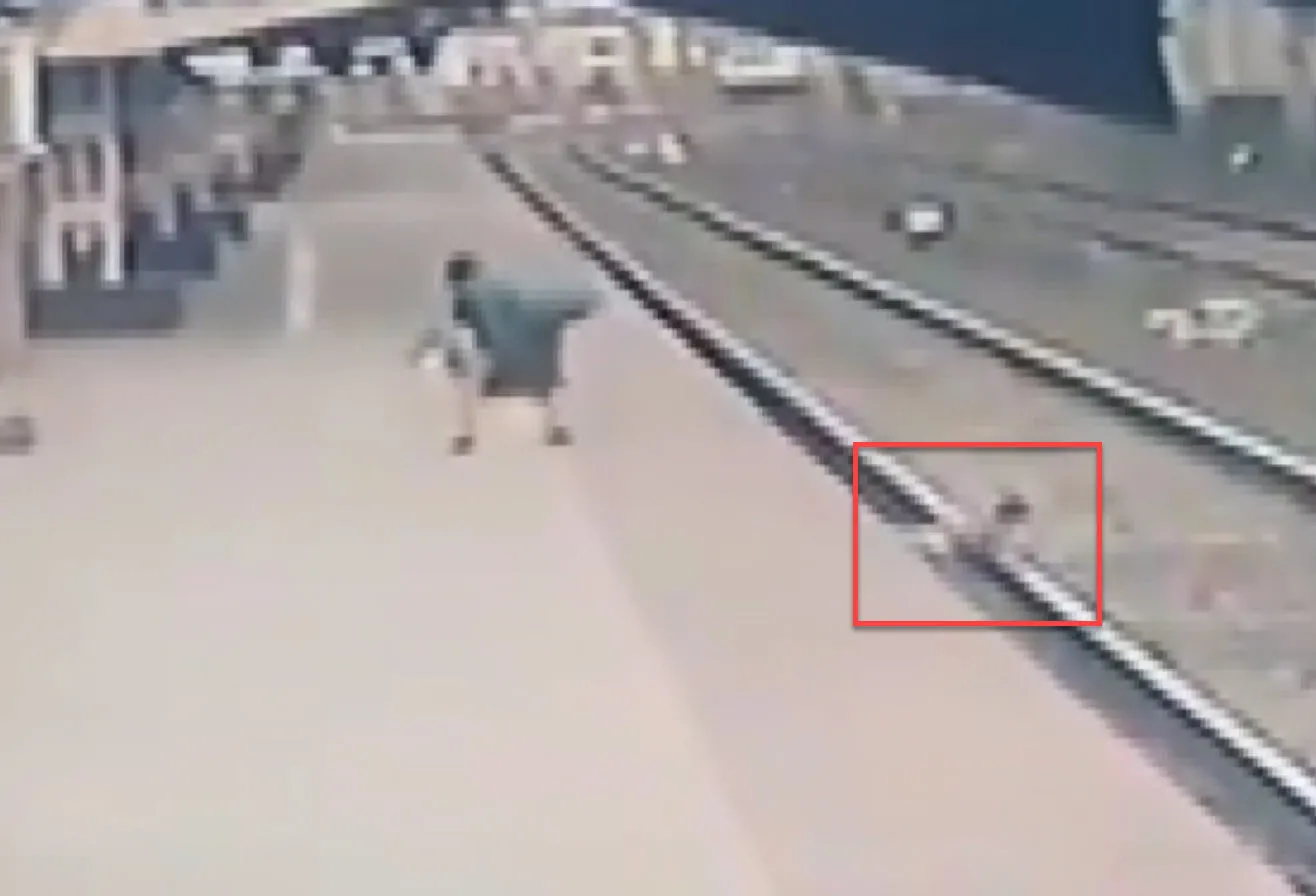 İstasyonda korkunç anlar! Raylara düşen çocuk son anda kurtarıldı