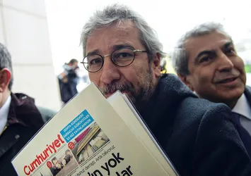 Cumhuriyet gazetesinin manşetleri FETÖ'den