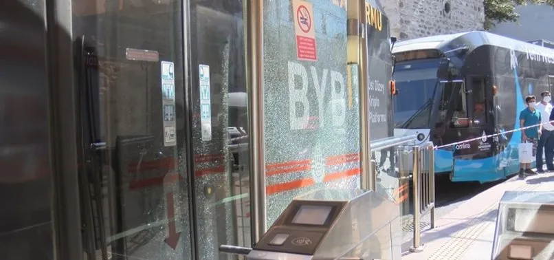 Feci olay! Tramvay ile durak arasına düştü