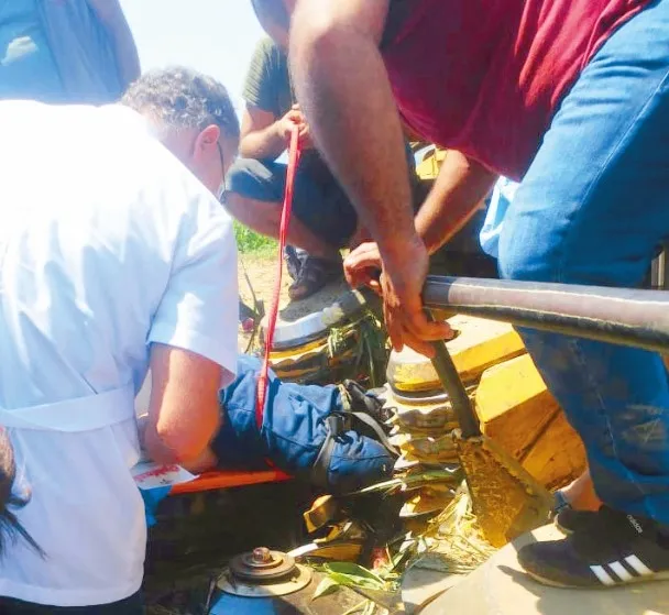 Bacaklarını biçerdövere kaptıran tarım işçisi tarlada ameliyat edildi - 1