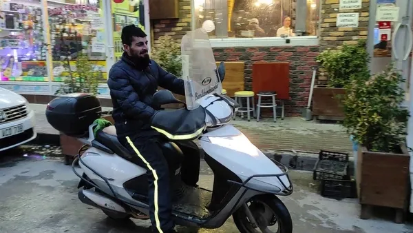 bursada-yurek-isitan-olay-motokurye-engelli-vatandasin-imdadina-yetisti-1643268334369.jpg Bursa’da yürek ısıtan olay! Motokurye engelli vatandaşın imdadına yetişti - 4