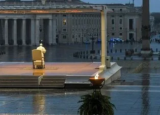 Papa Francis yağmur altında tek başına corona virüs duası etti