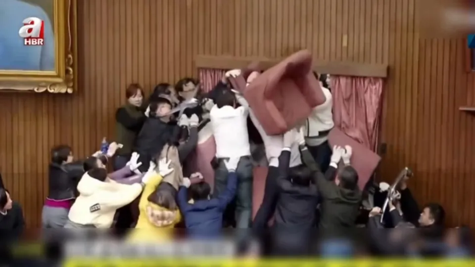 Tayvan parlamentosu’nda yüksek gerilim!