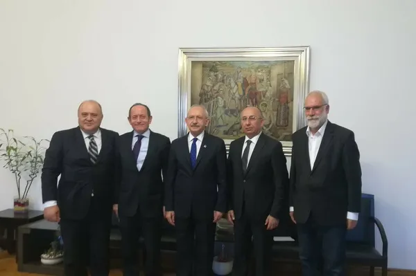 Bari şimdi yapmayın! CHP’li yandaş gazeteci İzmir’deki depremi AK Parti’ye bağladı