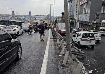 Beylikdüzü'nde kamyon bariyerlere çarptı! D-100'de trafiği durduran kaza