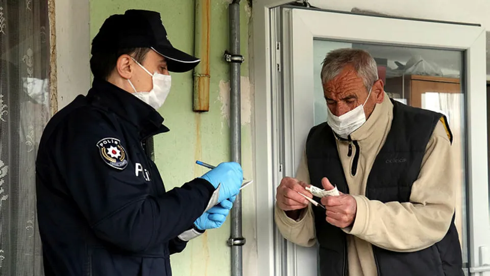 Yaşlı ve hastalara polislerden özel hizmet! Kapı kapı dolaşıp yardım ediyorlar