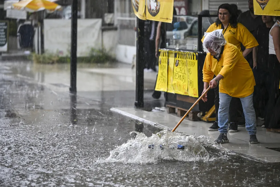 Ankara'da görenleri şaşkına çeviren görüntü! Dolu yağışı şehri birbirine kattı - 2