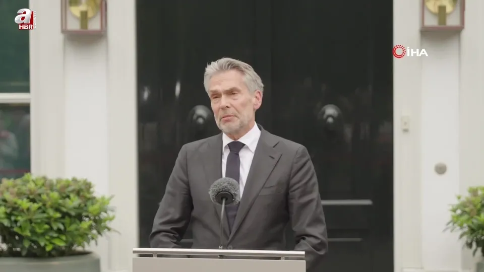 Hollanda’da hükümet dağıldı!