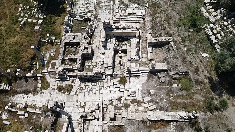 antik-kutuphanede-1600-yillik-mozaik-her-3-eserden-1i-turk-donemine-ait-1781159292820.jpeg Kazılarda ortaya çıkarılan buluntuların en az üçte biri Selçuklu, beylikler, Osmanlı ve Cumhuriyet dönemlerine ait eserlerden oluşuyor. (Foto: AA)