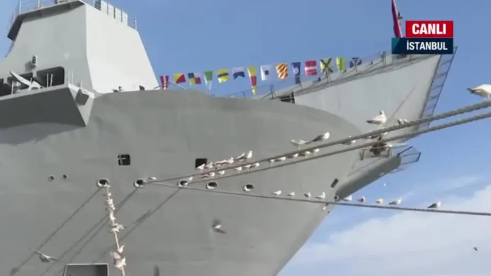 TCG Anadolu yeniden Sarayburnu’nda