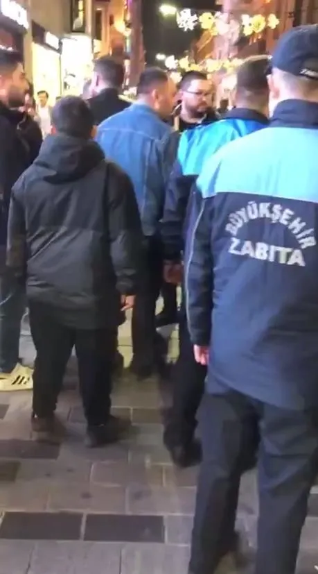 İBB zabıtalarından Taksim’de zorbalık! Küçük çocuklara şiddet sonrası görüntü almak isteyen vatandaşa müdahale