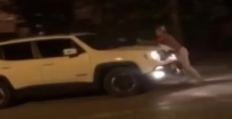 İstanbul'da ilginç görüntüler! Aracın üstüne çıktı dakikalarca bağırdı - Kamumedya.com