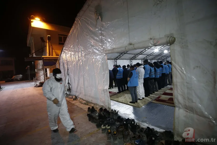 Tüm Türkiye depremde vefat edenler için ellerini semaya kaldırdı 22