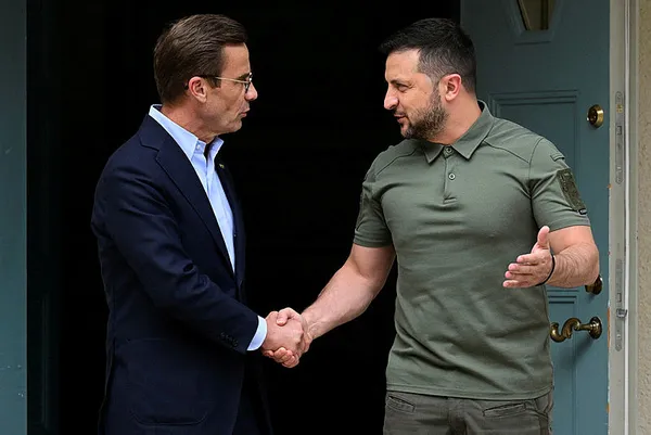 ukrayna-devlet-baskani-volodimir-zelenskiy-cv90-zirhli-muharebe-araclarini-isvecle-uretecegiz-1692461244407.jpg Ukrayna Devlet Başkanı Volodimir Zelenskiy: CV90 zırhlı muharebe araçlarını İsveç'le üreteceğiz - 1