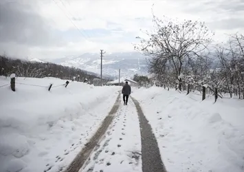 Düzce'nin yüksek kesimlerine kar yağdı